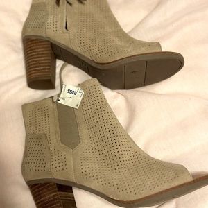 Toms Open Toe Ankle Booties NWT. Suede. Women’s size 8.